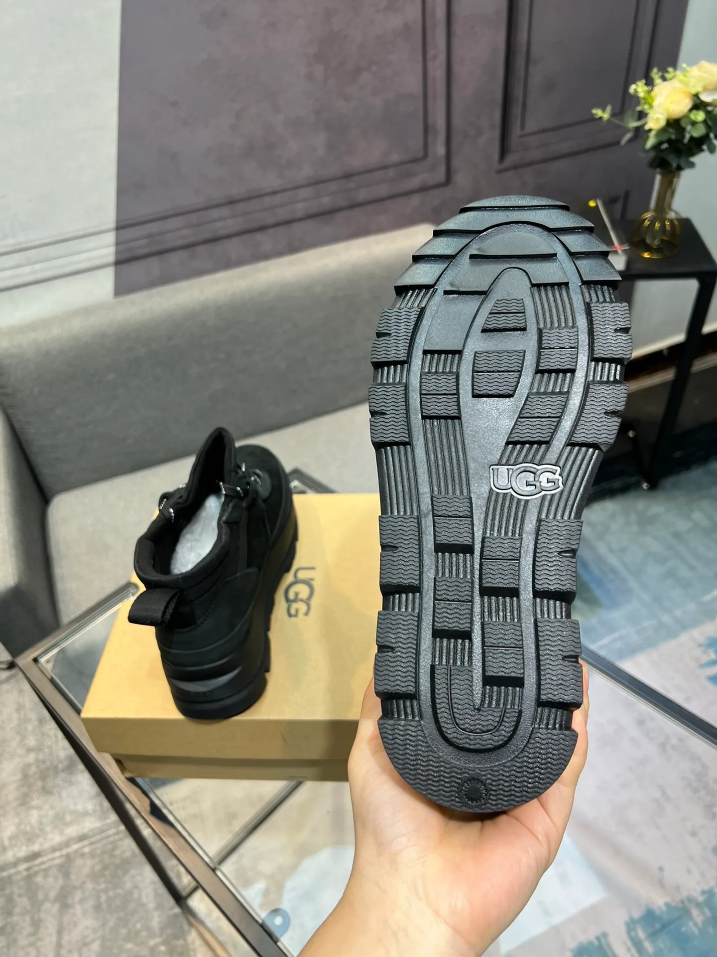 Men's shoes 💰620 (UGG) New 👉 Warm series for casual men, the simple and elegant shoe style sublimates the classics, the fabric is made of imported cowhide embossed ➕ warm real wool lining, and the special rubber outsole upgrades the wearing experience ✌️ Comfortable on the feet, very domineering! Code number:38-44